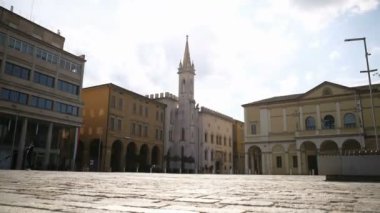 İtalya, Reggio Emilia 'daki Piazza della Vittoria' da Galleria Parmeggiani 'nin önünde yürüyen insanlar. Yüksek kalite 4k görüntü