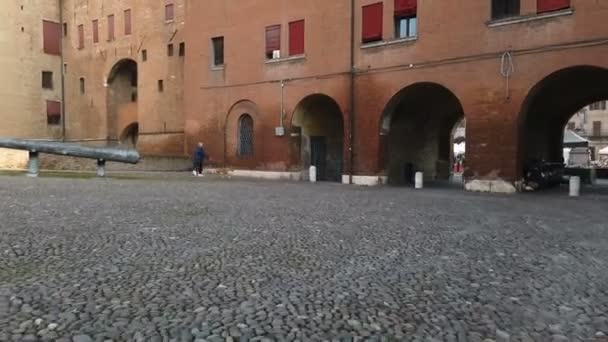 Vista Desde Pavimento Del Castillo Estense Cañón Frente Ferrara Italia — Vídeo de stock