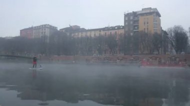 Milano 'da Darsena' da bir sis günü. Arka planda yürüyen insanlar, İtalya Noel zamanı. Yüksek kaliteli 4K görüntüler.
