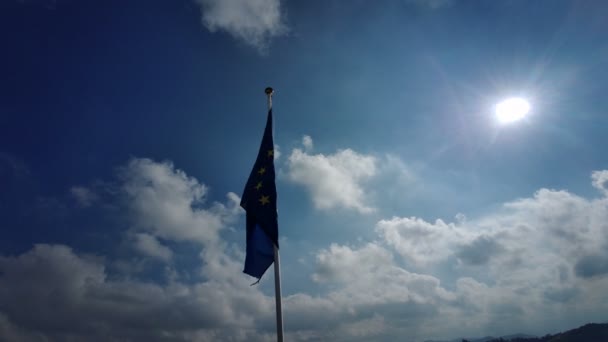 Europeisk Flagga Viftar Över Molnig Himmel Högkvalitativ Film — Stockvideo