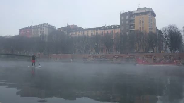 米兰达尔塞纳的一个大雾天 人们在背景下散步 意大利 圣诞节期间高质量的4K镜头 — 图库视频影像