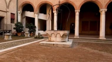İtalya, Ferrara 'daki Estense Şatosu' nun iç avlusundaki kuyu. Yüksek kalite 4k görüntü