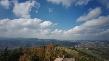 İtalya, Guiglia Kalesi 'nden Modena' nın panoramik manzarası. Yüksek kalite 4k görüntü