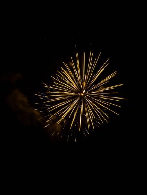 Kara gökyüzü arka planında çok güzel havai fişekler. Yüksek kalite fotoğraf