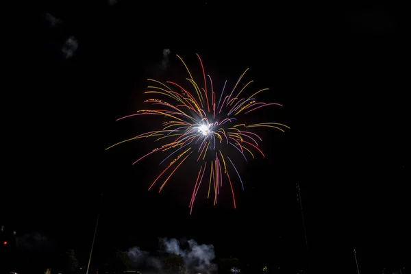 Schönes Feuerwerk Auf Schwarzem Himmel Hintergrund Foto Hoher Qualität — Stockfoto