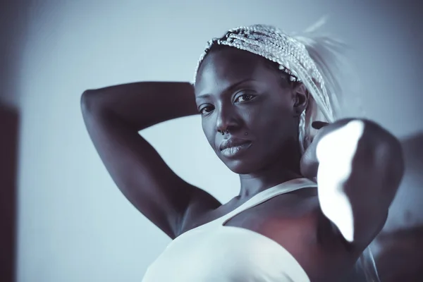 Vacker Afrikansk Flicka Med Långt Blont Hår Poserar Underkläder Högkvalitativt — Stockfoto