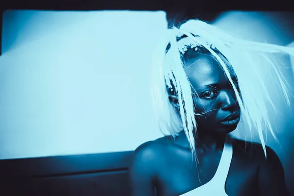 Schöne Afrikanische Mädchen Mit Langen Blonden Haaren Posiert Unterwäsche Foto — Stockfoto