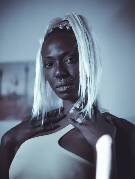 Vacker Afrikansk Flicka Med Långt Blont Hår Poserar Underkläder Högkvalitativt — Stockfoto