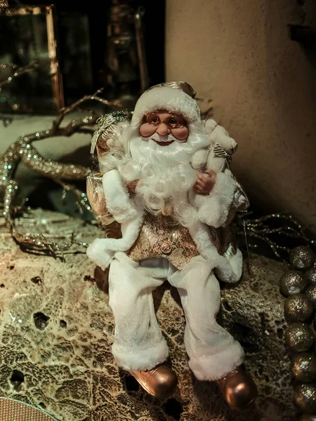 Święty Mikołaj Złote Świąteczne Dekoracje Wysokiej Jakości Zdjęcie — Zdjęcie stockowe