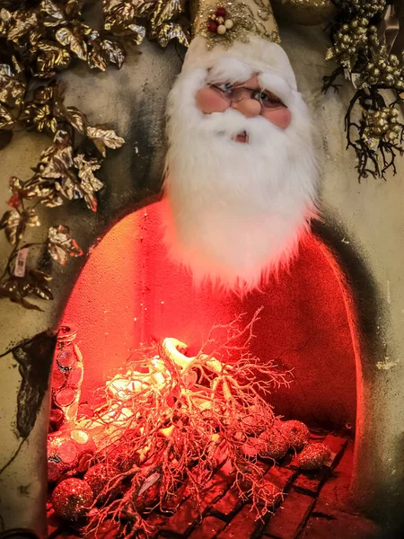 Świąteczny Kominek Twarzą Mikołaja Wysokiej Jakości Zdjęcie — Zdjęcie stockowe