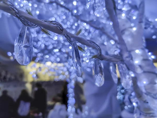 Albero Decorato Natale Con Luci Prisma Blu Foto Alta Qualità — Foto Stock
