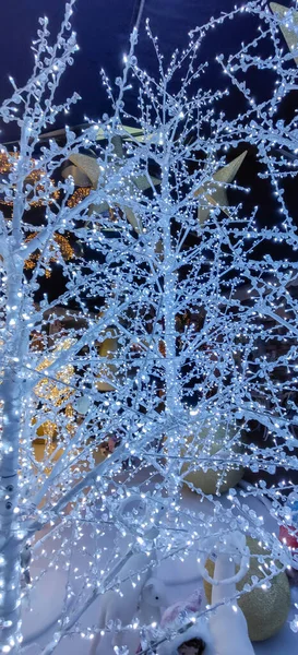 Albero Decorato Natale Con Luci Blu Foto Alta Qualità — Foto Stock