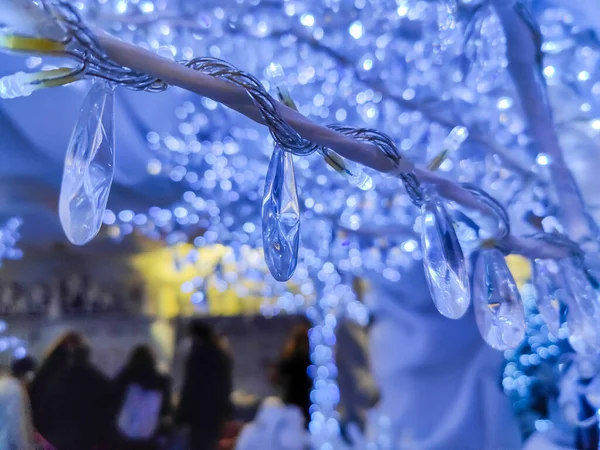 Árbol Decorado Para Navidad Con Luces Prismáticas Azules Foto Alta — Foto de Stock