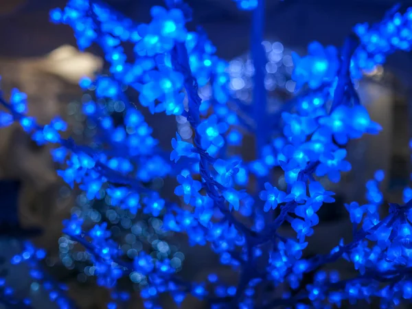 Albero Decorato Natale Con Luci Fiori Blu Foto Alta Qualità — Foto Stock