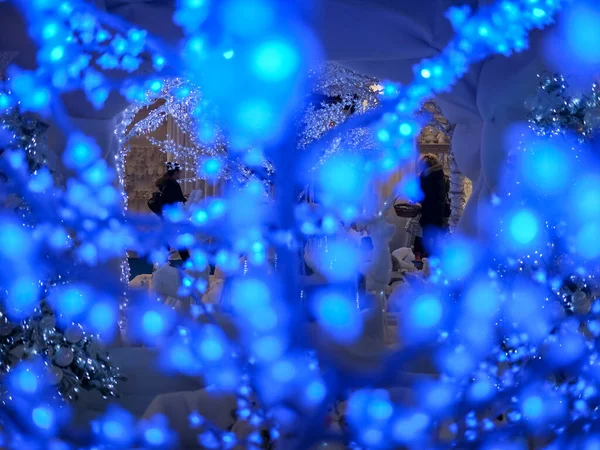 Albero Decorato Natale Con Luci Fiori Blu Foto Alta Qualità — Foto Stock