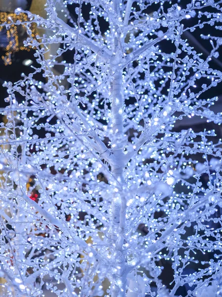 Árbol Decorado Para Navidad Con Luces Azules Foto Alta Calidad — Foto de Stock