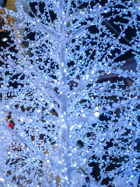 Árbol Decorado Para Navidad Con Luces Azules Foto Alta Calidad — Foto de Stock