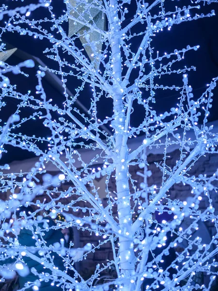 Árbol Decorado Para Navidad Con Luces Azules Foto Alta Calidad — Foto de Stock