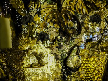 Işıldayan altın Noel süsleri. Yüksek kalite fotoğraf