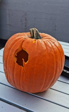 Cadılar bayramı balkabağı aşamaları. Gözler ve ağızla oyma. Yüksek kalite fotoğraf