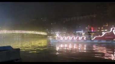 Milan 'daki navigli gece aydınlatıldı, 4k video.