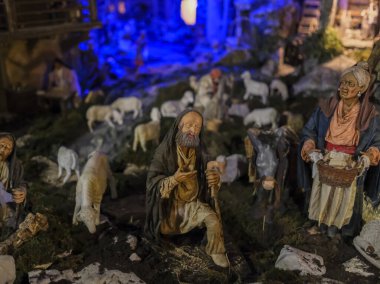 Arka planda koyun ve diğer figürlerle beşikteki çoban heykelciği. Yüksek kalite fotoğraf