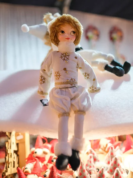 Świąteczna Lalka Wisząca Złotymi Płatkami Śniegu Białej Sukience Długim Kapeluszu — Zdjęcie stockowe
