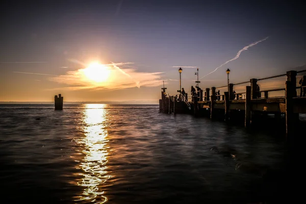 Matahari Terbenam Yang Indah Sirmione Dengan Jembatan Atas Danau Garda — Stok Foto