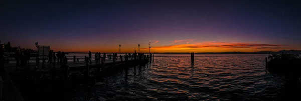 Matahari Terbenam Yang Indah Sirmione Dengan Jembatan Atas Danau Garda — Stok Foto