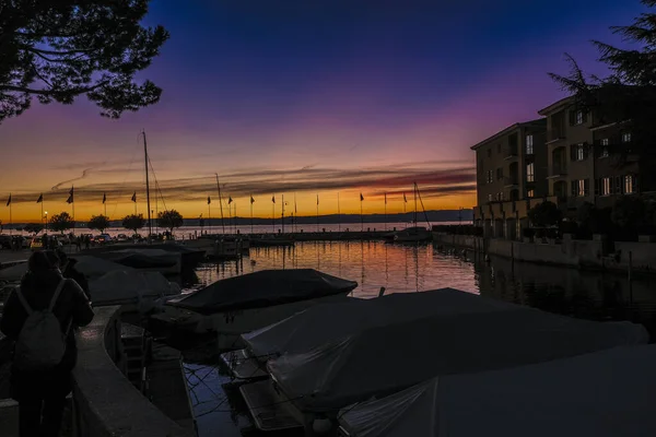 Vacker Solnedgång Sirmiones Hamn Med Båtar Gardasjön Högkvalitativt Foto — Stockfoto