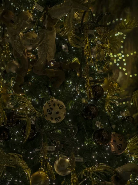 Χρυσές Χριστουγεννιάτικες Διακοσμήσεις Πολύχρωμα Φώτα Υψηλής Ποιότητας Φωτογραφία — Φωτογραφία Αρχείου