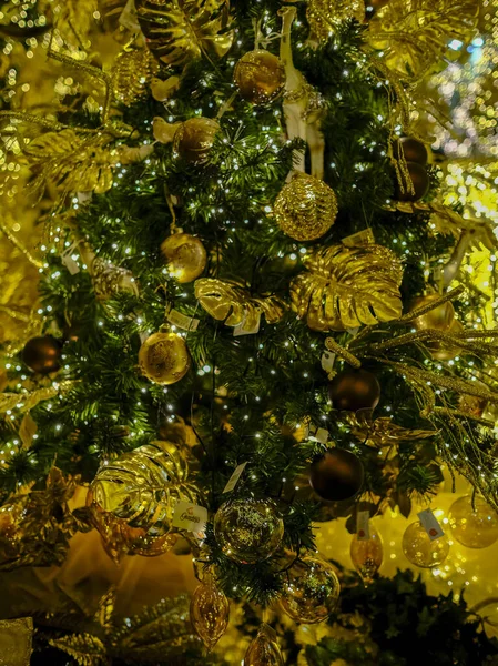 Decorações Natal Dourado Com Luzes Coloridas Foto Alta Qualidade — Fotografia de Stock