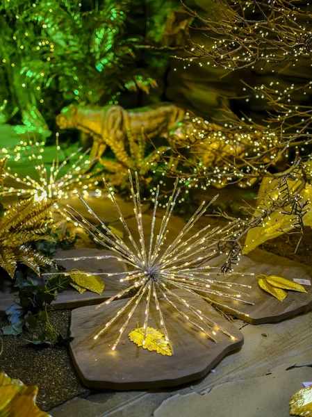 Scena Natale Nella Giungla Con Decorazioni Dorate Luci Colorate Foto — Foto Stock