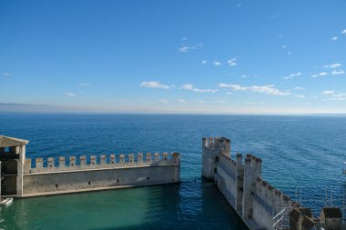 Garda Gölü 'nün savunma duvarlarında Sirmione kalesi. Yüksek kalite fotoğraf