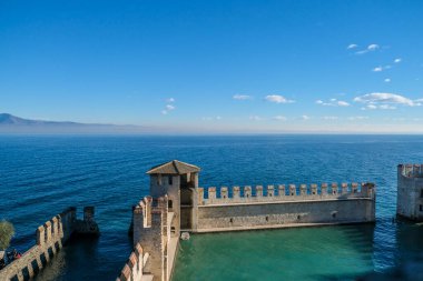 Garda Gölü 'nün savunma duvarlarında Sirmione kalesi. Yüksek kalite fotoğraf
