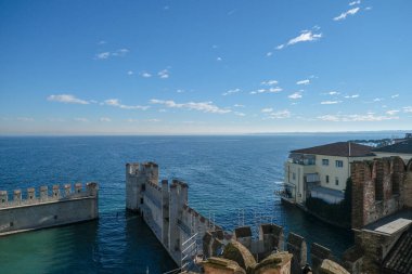 Garda Gölü 'nün savunma duvarlarında Sirmione kalesi. Yüksek kalite fotoğraf