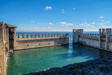 Garda Gölü 'nün savunma duvarlarında Sirmione kalesi. Yüksek kalite fotoğraf