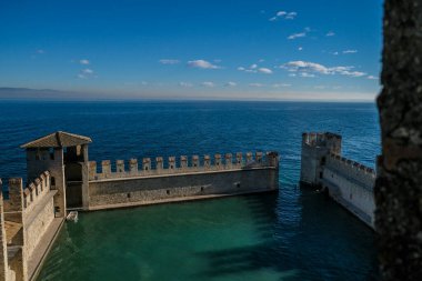 Garda Gölü 'nün savunma duvarlarında Sirmione kalesi. Yüksek kalite fotoğraf