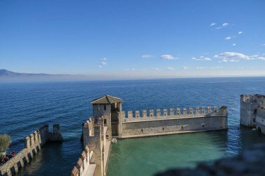 Garda Gölü 'nün savunma duvarlarında Sirmione kalesi. Yüksek kalite fotoğraf