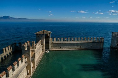 Garda Gölü 'nün savunma duvarlarında Sirmione kalesi. Yüksek kalite fotoğraf