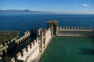 Garda Gölü 'nün savunma duvarlarında Sirmione kalesi. Yüksek kalite fotoğraf
