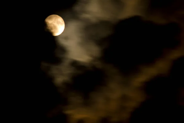 漆黑的夜晚 橙色的满月在云层后面 高质量的照片 — 图库照片