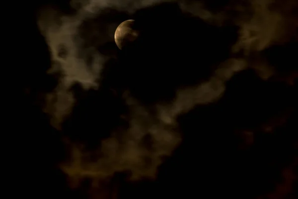 Pomarańczowa Pełnia Księżyca Chmurami Ciemną Noc Wysokiej Jakości Zdjęcie — Zdjęcie stockowe