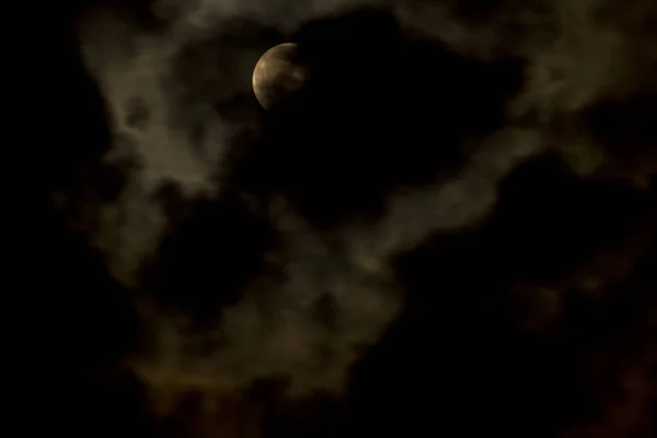 Luna Llena Naranja Detrás Las Nubes Una Noche Oscura Foto — Foto de Stock