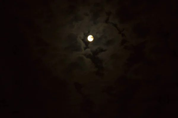 Luna Llena Naranja Detrás Las Nubes Una Noche Oscura Foto — Foto de Stock