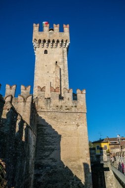  Garda Gölü manzaralı sirmione kalesi. Yüksek kalite fotoğraf