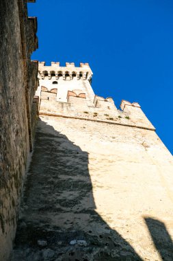  Garda Gölü manzaralı sirmione kalesi. Yüksek kalite fotoğraf