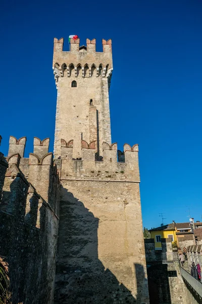 Sirmione Hrad Jezeře Garda Pohled Zdi Kvalitní Fotografie — Stock fotografie