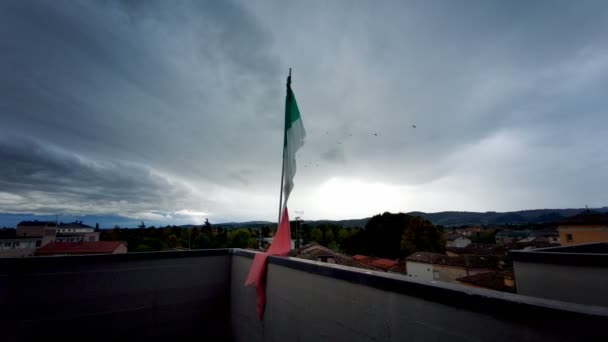 Bandera Italiana Rota Por Granizo Tormenta Lluvia Viento Imágenes Alta — Vídeos de Stock