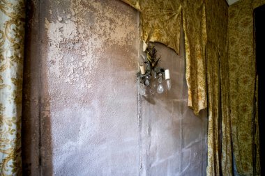 Terk edilmiş evde dilsiz lamba ve duvar kağıdı olan bir duvar. Yüksek kalite fotoğraf